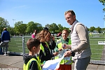 s5631_ARC-Foto_Dirk_Kuyt_deelt_handtekeningen_uit.jpg