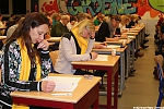 s6383_Errel2000_85_deelnemers_bogen_zich_over_het_Alphens_dictee_.jpg